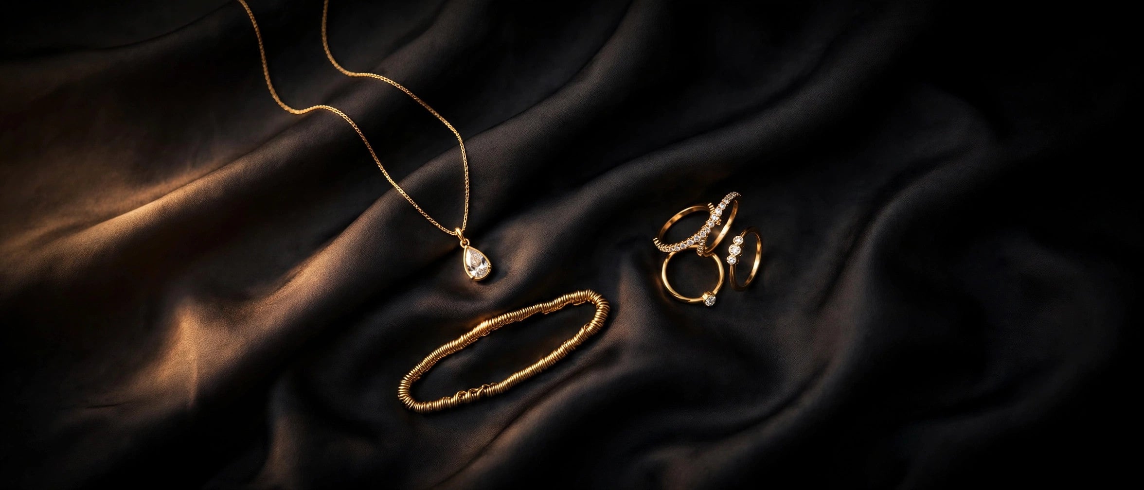 Bijoux en or Fidussia sur soie noire